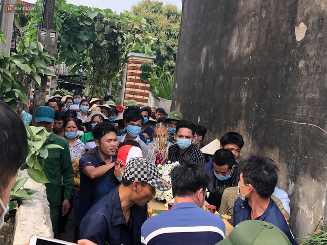 Quặn lòng đám tang của nữ sinh lớp 10 bị bạn trai bóp cổ đến chết, người thân ngã quỵ trên đường đưa tiễn-3