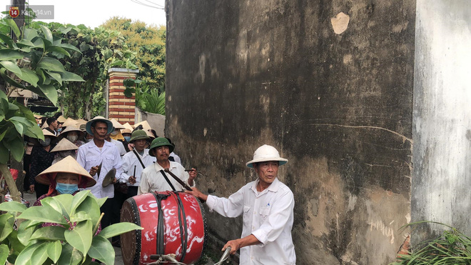 Quặn lòng đám tang của nữ sinh lớp 10 bị bạn trai bóp cổ đến chết, người thân ngã quỵ trên đường đưa tiễn-10