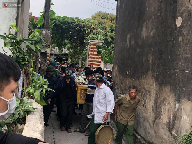 Quặn lòng đám tang của nữ sinh lớp 10 bị bạn trai bóp cổ đến chết, người thân ngã quỵ trên đường đưa tiễn-11