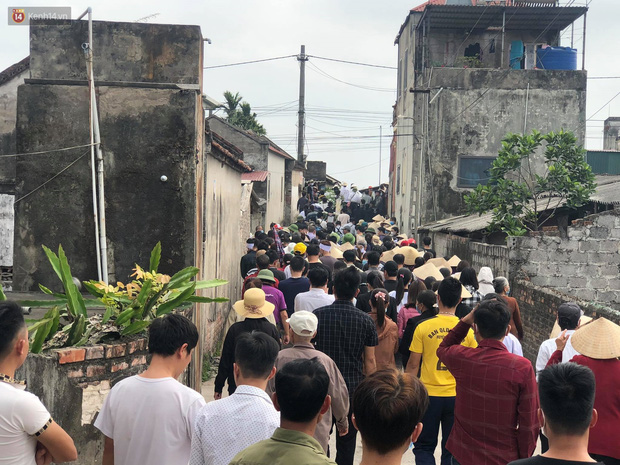 Quặn lòng đám tang của nữ sinh lớp 10 bị bạn trai bóp cổ đến chết, người thân ngã quỵ trên đường đưa tiễn-12