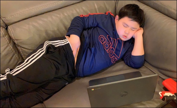 Vợ cũ Bằng Kiều dìm hàng cậu út ngủ gật khi học online, tình trạng chung khiến nhiều mẹ cũng lắc đầu, bó tay-2