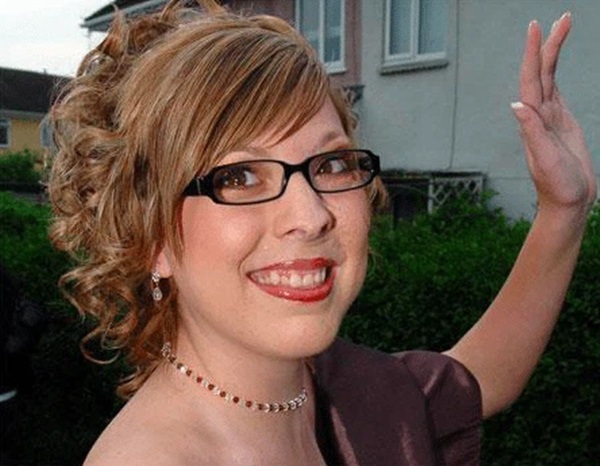 Gương mặt biến dạng vì khối u, bé gái bị hàng xóm bảo ra đường phải mang bao trùm đầu để rồi có màn vịt hóa thiên nga ngay ngày cưới-3