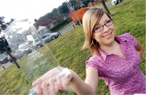 Gương mặt biến dạng vì khối u, bé gái bị hàng xóm bảo ra đường phải mang bao trùm đầu để rồi có màn vịt hóa thiên nga ngay ngày cưới-4