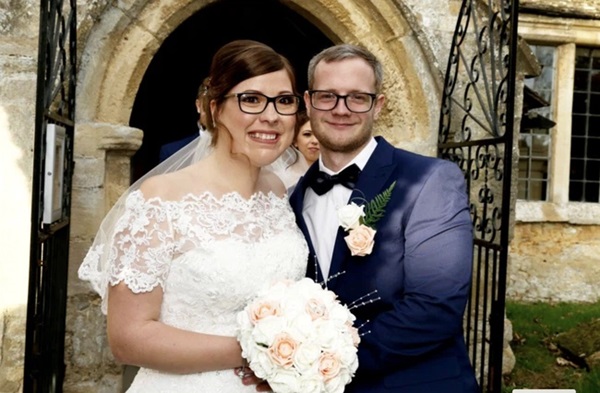 Gương mặt biến dạng vì khối u, bé gái bị hàng xóm bảo ra đường phải mang bao trùm đầu để rồi có màn vịt hóa thiên nga ngay ngày cưới-5