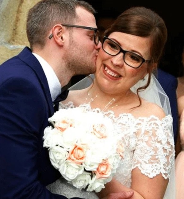 Gương mặt biến dạng vì khối u, bé gái bị hàng xóm bảo ra đường phải mang bao trùm đầu để rồi có màn vịt hóa thiên nga ngay ngày cưới-6