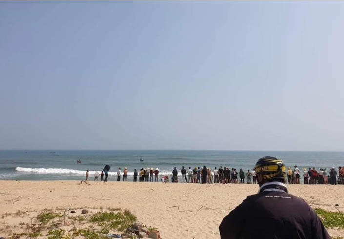 Nhóm học sinh đuối nước khi tắm biển, thanh niên 20 tuổi lao ra cứu sống được 3 người-1