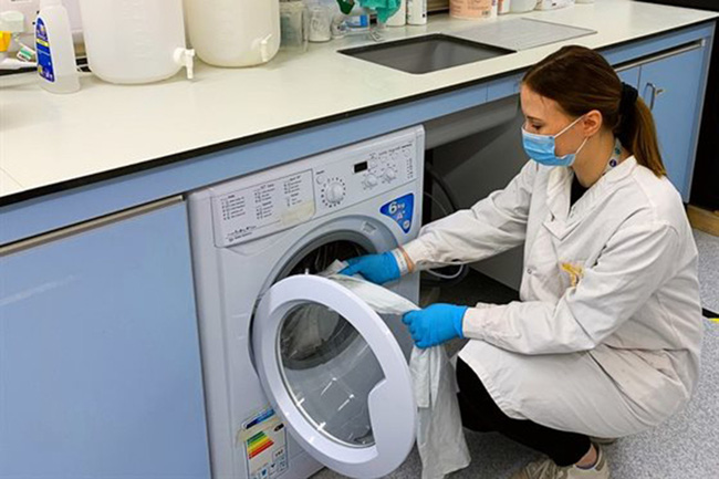 Phát hiện mới: Virus SARS-CoV-2 vẫn sống tốt trên vải, quần áo đến 3 ngày-1