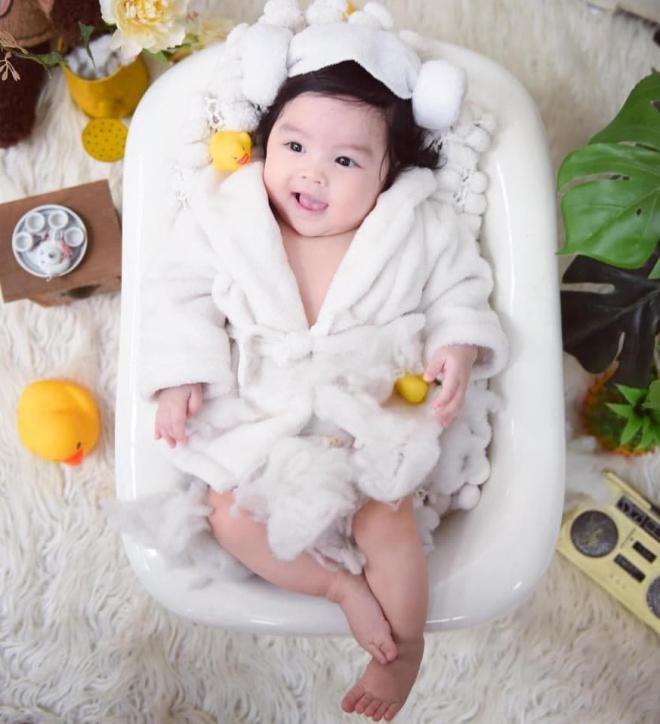 Sau đổ vỡ hôn nhân với Trương Ngọc Ánh, diễn viên Trần Bảo Sơn chính thức khoe con gái cưng với vợ thứ 2-5