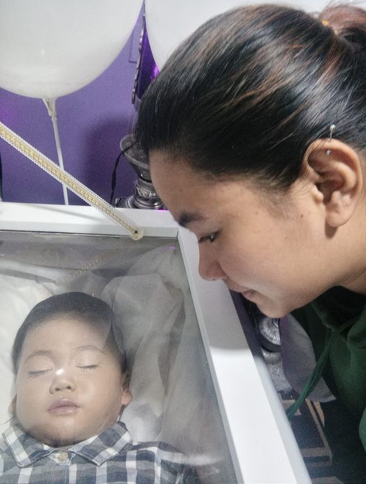 Nghịch ngợm cắm thìa kim loại vào trong ổ điện, bé trai 2 tuổi bị điện giật tử vong-2
