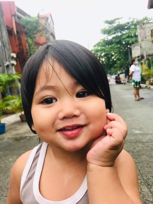 Nghịch ngợm cắm thìa kim loại vào trong ổ điện, bé trai 2 tuổi bị điện giật tử vong-3