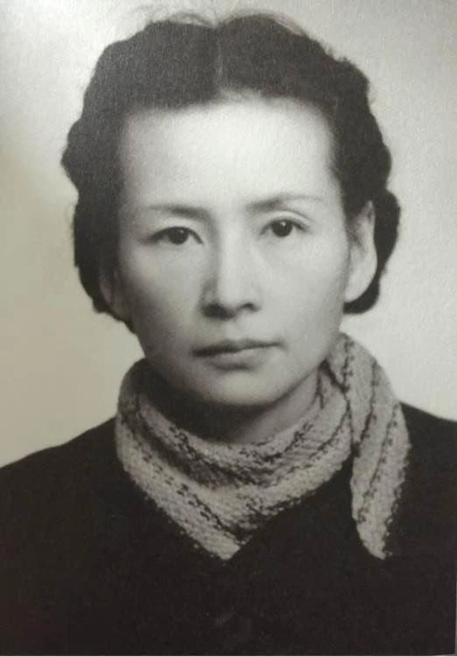 Bỏ chồng để cưới thầy giáo, người phụ nữ ngang nhiên xóa bỏ ảnh vợ cả” trong nhà thì nhận trọn cái tát lệch mặt, 4 chữ chồng mới nói ra cay đắng làm sao!-6