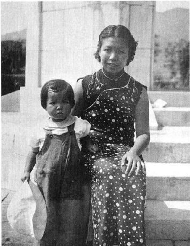 Bỏ chồng để cưới thầy giáo, người phụ nữ ngang nhiên xóa bỏ ảnh vợ cả” trong nhà thì nhận trọn cái tát lệch mặt, 4 chữ chồng mới nói ra cay đắng làm sao!-2