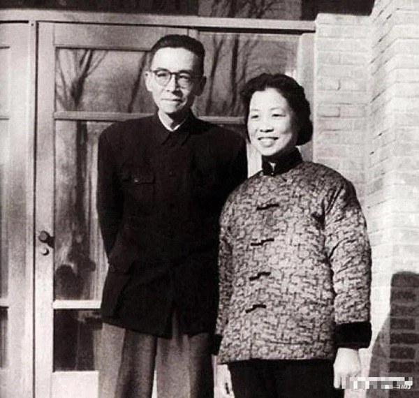 Bỏ chồng để cưới thầy giáo, người phụ nữ ngang nhiên xóa bỏ ảnh vợ cả” trong nhà thì nhận trọn cái tát lệch mặt, 4 chữ chồng mới nói ra mới cay đắng làm sao!-4