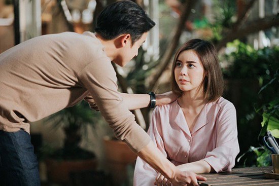 Đến gặp vợ cũ mời cưới, cô ấy bật khóc đưa tôi tờ giấy nhàu nhĩ đẩy tôi vào tình thế đứng ngồi không yên