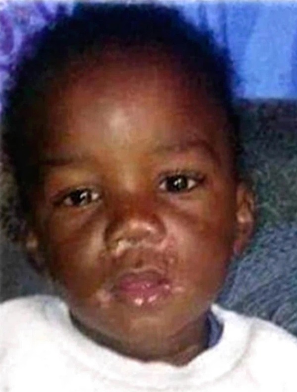 Tìm quả bóng rơi xuống cống, lũ trẻ phát hiện thi thể bé trai đầy giòi bọ, khám nghiệm tử thi tiết lộ nhiều điều đau lòng về nạn nhân-1