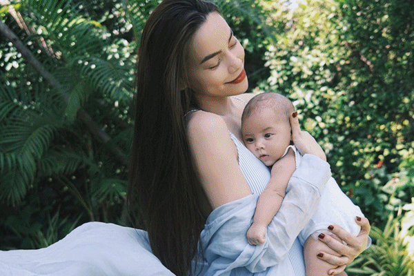 Người qua đường bắt gặp Hồ Ngọc Hà đứng chờ thang máy, vóc dáng ngoài đời thật sao lại khác lạ thế này-4