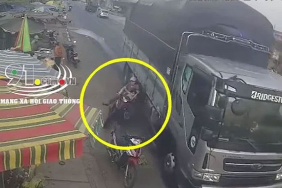 Clip: Ô tô tải vượt ẩu suýt đẩy 2 mẹ con đi xe máy đến tai nạn kinh hoàng, khoảnh khắc chạm 