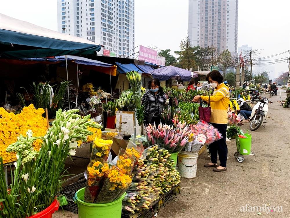 Hoa tươi cúng Rằm tháng Giêng rẻ chưa từng thấy, gà cúng và các thực phẩm khác tại chợ dân sinh ít biến động-1