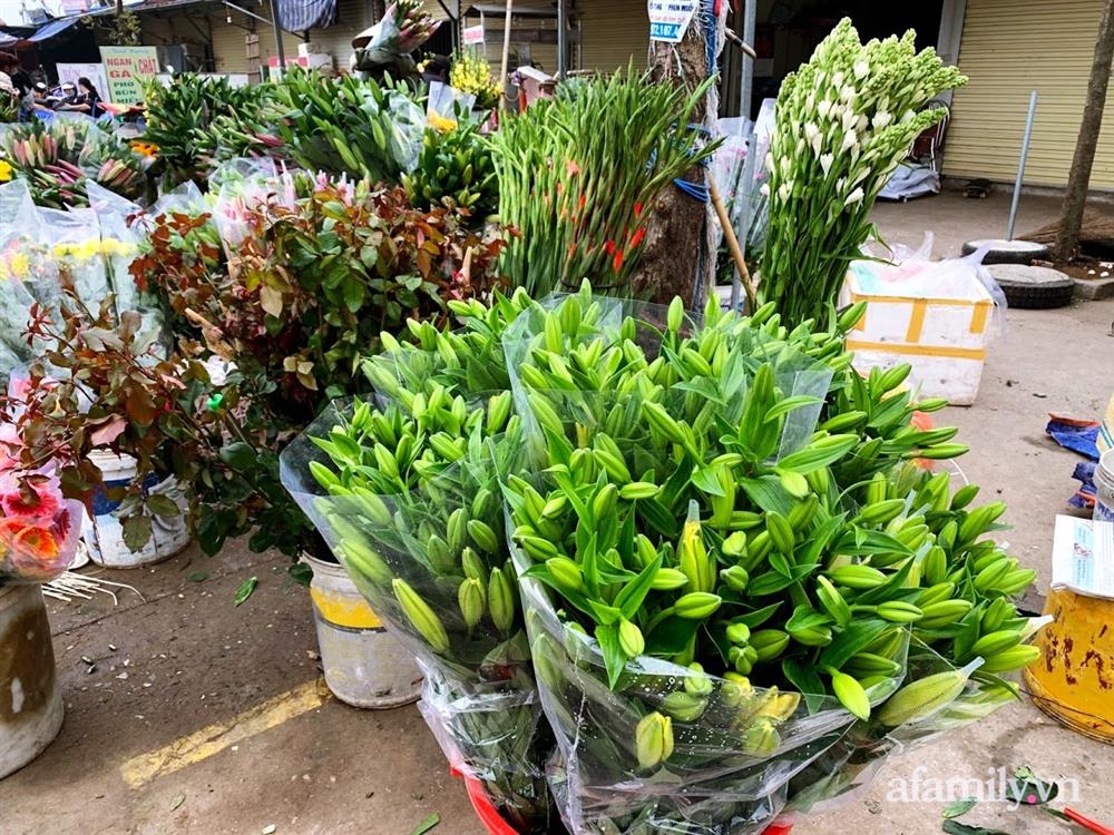 Hoa tươi cúng Rằm tháng Giêng rẻ chưa từng thấy, gà cúng và các thực phẩm khác tại chợ dân sinh ít biến động-2