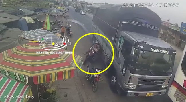 Clip: Ô tô tải vượt ẩu suýt đẩy 2 mẹ con đi xe máy đến tai nạn kinh hoàng, khoảnh khắc chạm cửa tử khiến ai nấy bủn rủn-1