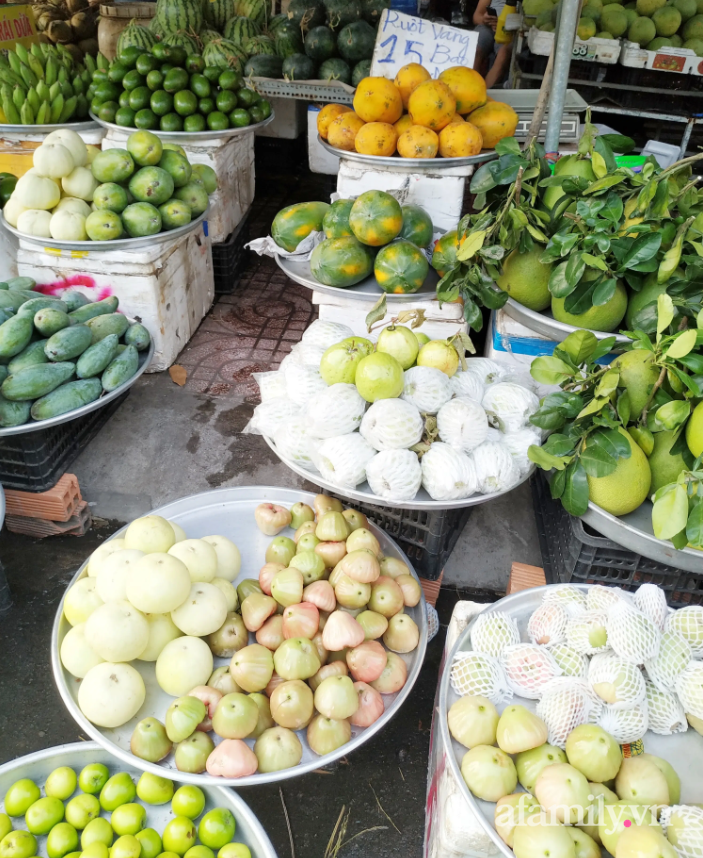 Hoa tươi cúng Rằm tháng Giêng rẻ chưa từng thấy, gà cúng và các thực phẩm khác tại chợ dân sinh ít biến động-5
