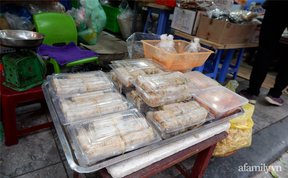 Hoa tươi cúng Rằm tháng Giêng rẻ chưa từng thấy, gà cúng và các thực phẩm khác tại chợ dân sinh ít biến động-10