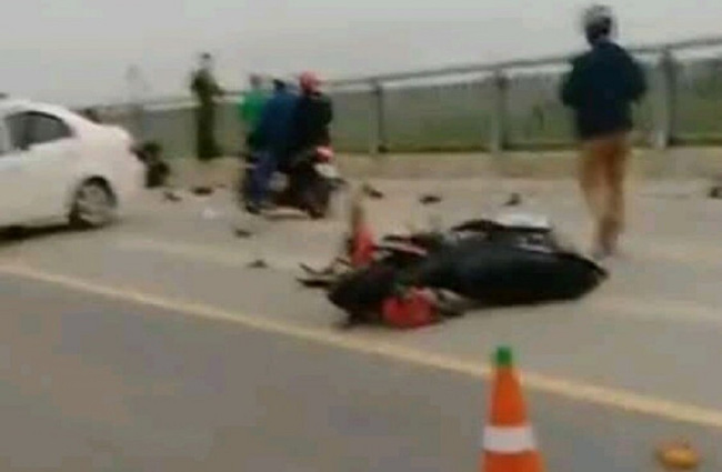 Ô tô đâm loạt xe đạp điện trên cầu, 4 học sinh thương vong-1