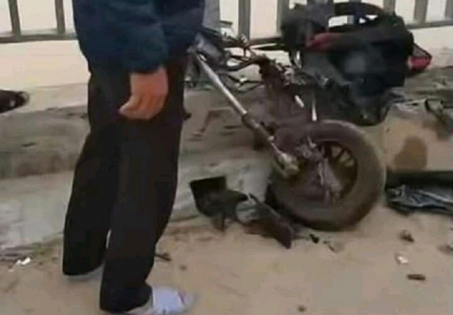 Ô tô đâm loạt xe đạp điện trên cầu, 4 học sinh thương vong-2