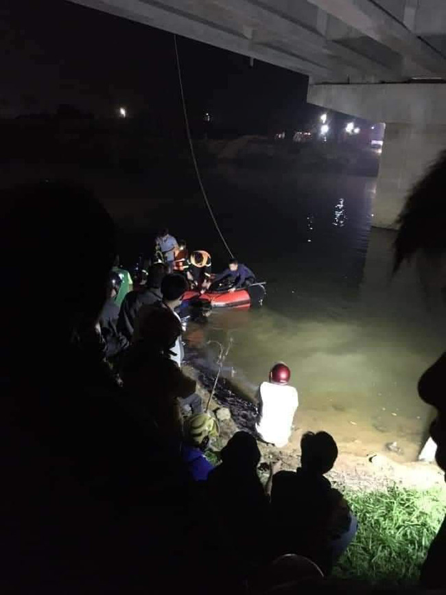 Ô tô đâm loạt xe đạp điện trên cầu, 4 học sinh thương vong-4