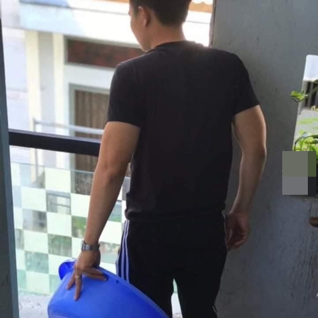 Xôn xao hình ảnh thanh niên đùa nghịch” đổ nguyên chậu nước vào dàn phụ dâu đang bưng quả khiến dân mạng phẫn nộ-4