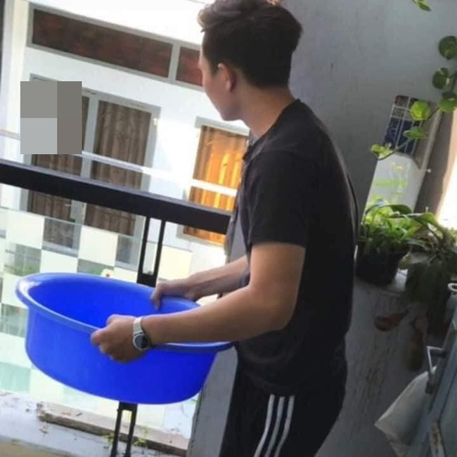 Xôn xao hình ảnh thanh niên đùa nghịch” đổ nguyên chậu nước vào dàn phụ dâu đang bưng quả khiến dân mạng phẫn nộ-2