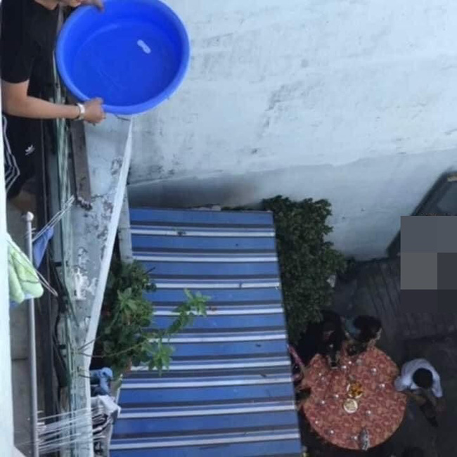 Xôn xao hình ảnh thanh niên đùa nghịch” đổ nguyên chậu nước vào dàn phụ dâu đang bưng quả khiến dân mạng phẫn nộ-3