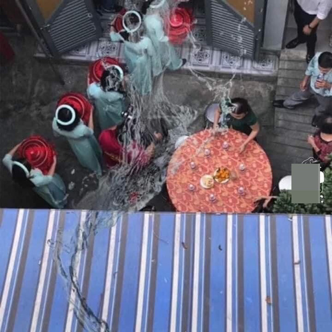 Xôn xao hình ảnh thanh niên đùa nghịch” đổ nguyên chậu nước vào dàn phụ dâu đang bưng quả khiến dân mạng phẫn nộ-5