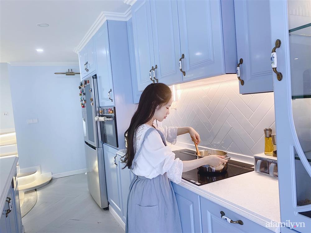 Căn bếp màu xanh yên bình, sang trọng với đủ thiết bị hiện đại của mẹ trẻ xinh đẹp Sài Thành-4