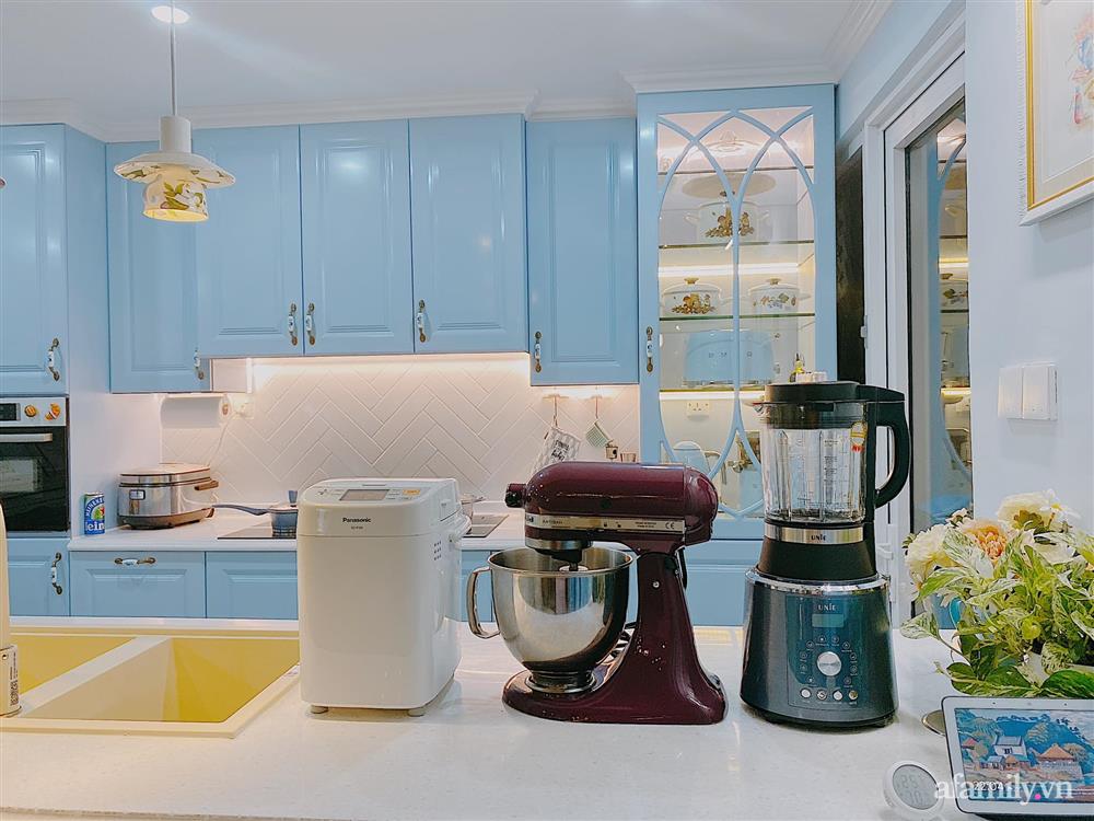 Căn bếp màu xanh yên bình, sang trọng với đủ thiết bị hiện đại của mẹ trẻ xinh đẹp Sài Thành-5