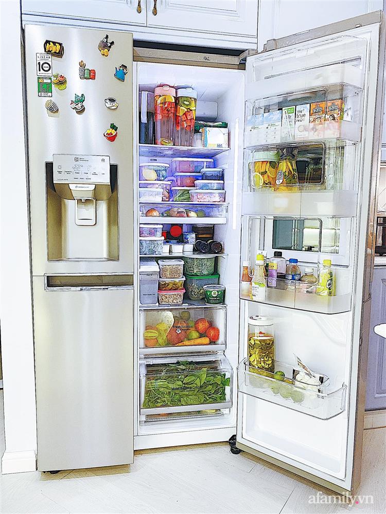 Căn bếp màu xanh yên bình, sang trọng với đủ thiết bị hiện đại của mẹ trẻ xinh đẹp Sài Thành-9