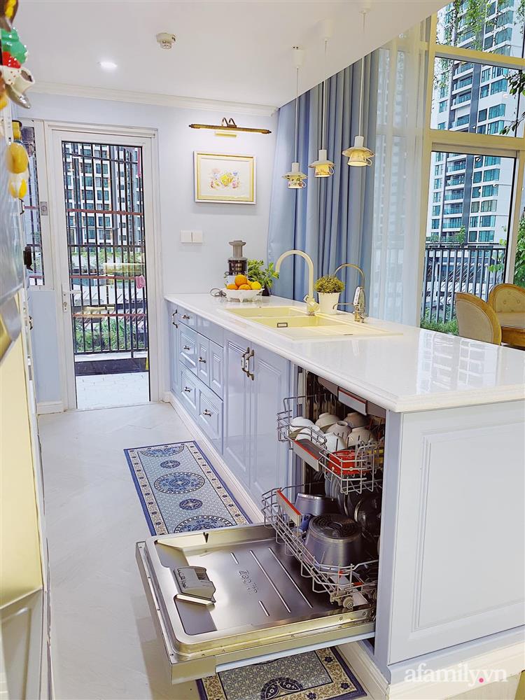 Căn bếp màu xanh yên bình, sang trọng với đủ thiết bị hiện đại của mẹ trẻ xinh đẹp Sài Thành-12