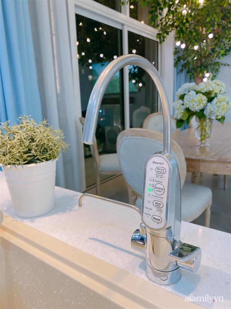 Căn bếp màu xanh yên bình, sang trọng với đủ thiết bị hiện đại của mẹ trẻ xinh đẹp Sài Thành-20