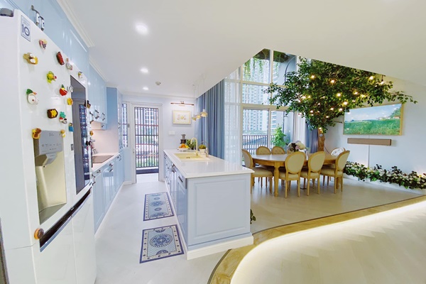 Thương mẹ 30 năm ở nhà xuống cấp, con gái xây tặng ngôi nhà ngoài đóng, trong mở cực độc ở Sài Gòn-14