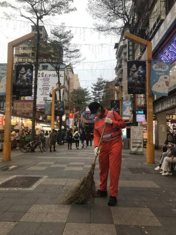 Lương Sơn Bá La Chí Tường phải đi quét rác sau scandal ngoại tình, quan hệ tập thể gây rúng động-2