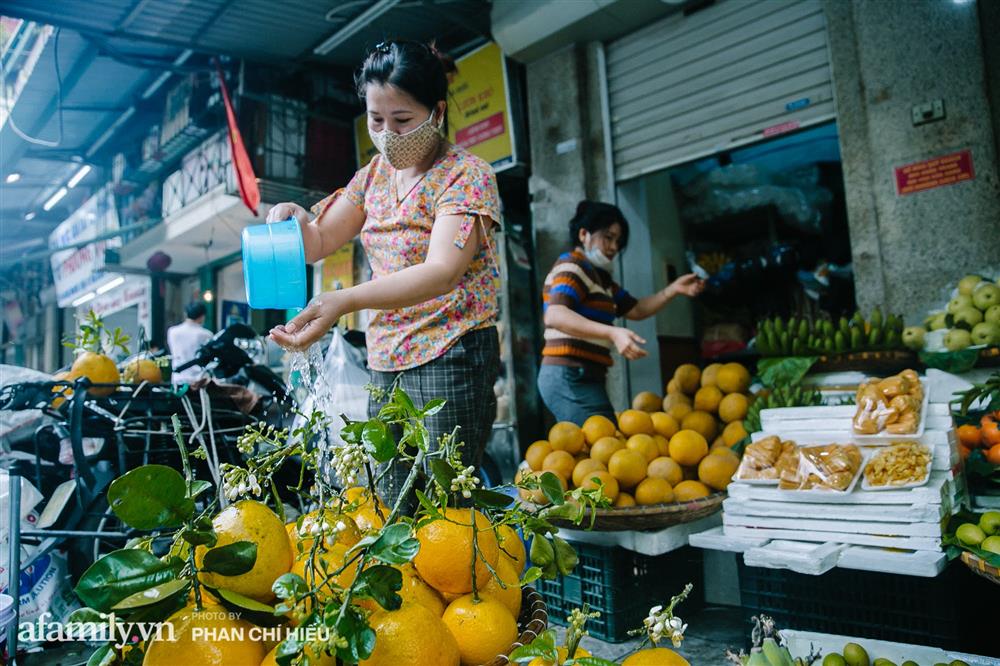 Hàng bưởi Diễn da vàng óng có từng búi hoa tươi giá tận 100k/quả, bà chủ thu cả chục triệu mỗi ngày!-1
