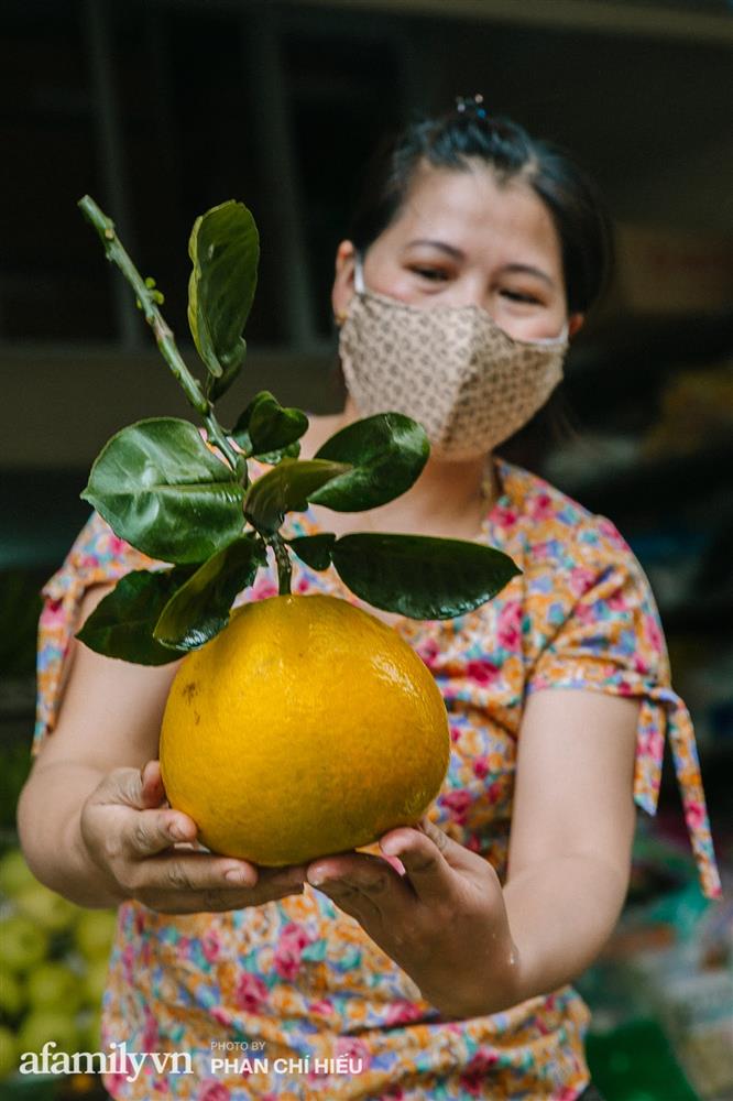 Hàng bưởi Diễn da vàng óng có từng búi hoa tươi giá tận 100k/quả, bà chủ thu cả chục triệu mỗi ngày!-12