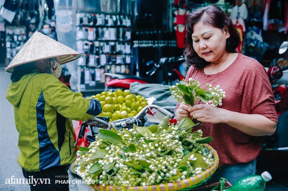 Hàng bưởi Diễn da vàng óng có từng búi hoa tươi giá tận 100k/quả, bà chủ thu cả chục triệu mỗi ngày!-14