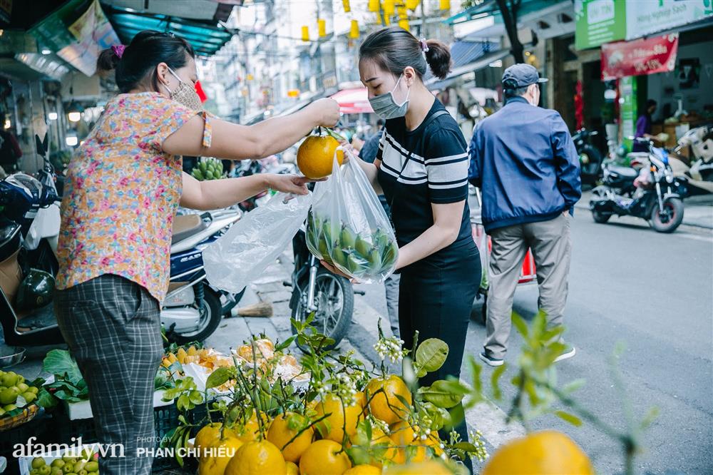 Hàng bưởi Diễn da vàng óng có từng búi hoa tươi giá tận 100k/quả, bà chủ thu cả chục triệu mỗi ngày!-7