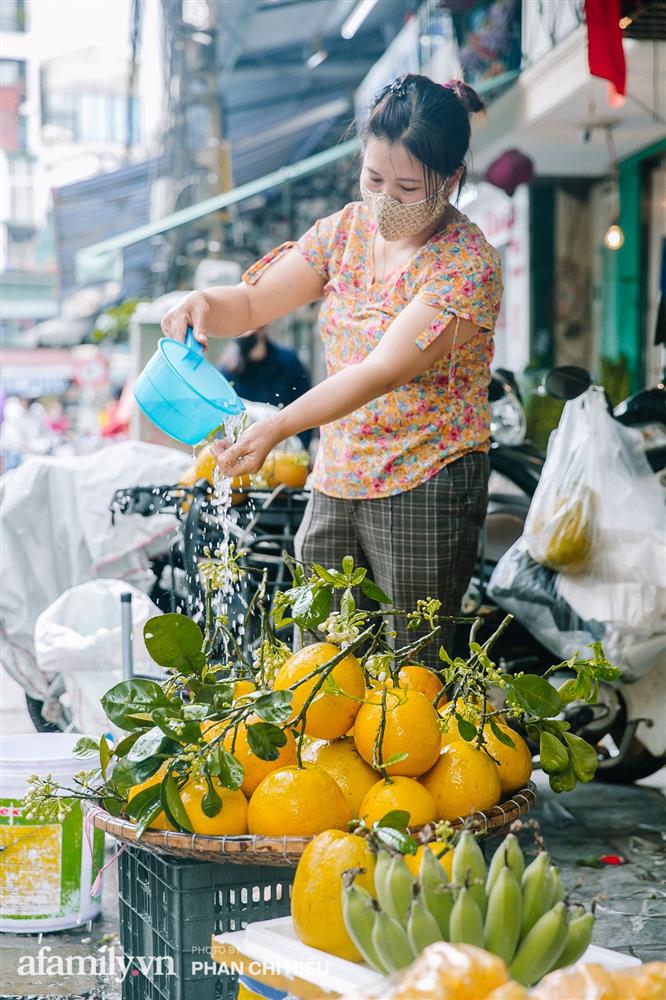 Hàng bưởi Diễn da vàng óng có từng búi hoa tươi giá tận 100k/quả, bà chủ thu cả chục triệu mỗi ngày!-9