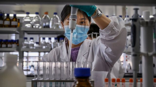 Tiêm phòng vắc-xin Covid-19: Chuyên gia giải đáp một số băn khoăn của người dân trước khi tiêm-2