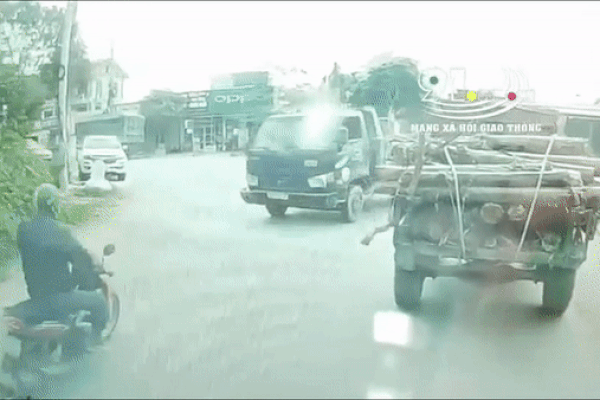 Video: Người phụ nữ thoát chết khi đứng giữa hai xe ô tô tránh nhau-1