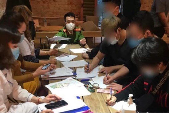 Xử phạt 30 nam nữ không đeo khẩu trang ngồi uống nước 60 triệu đồng