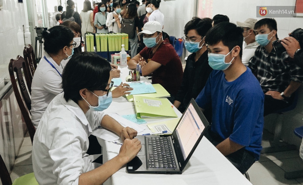Cận cảnh những mũi tiêm vaccine Covid-19 của Việt Nam cho người dân Long An-2