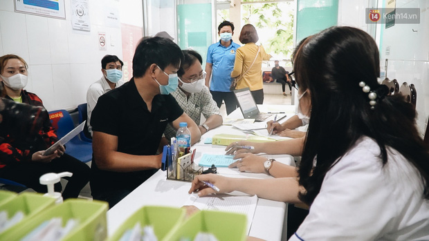 Cận cảnh những mũi tiêm vaccine Covid-19 của Việt Nam cho người dân Long An-3